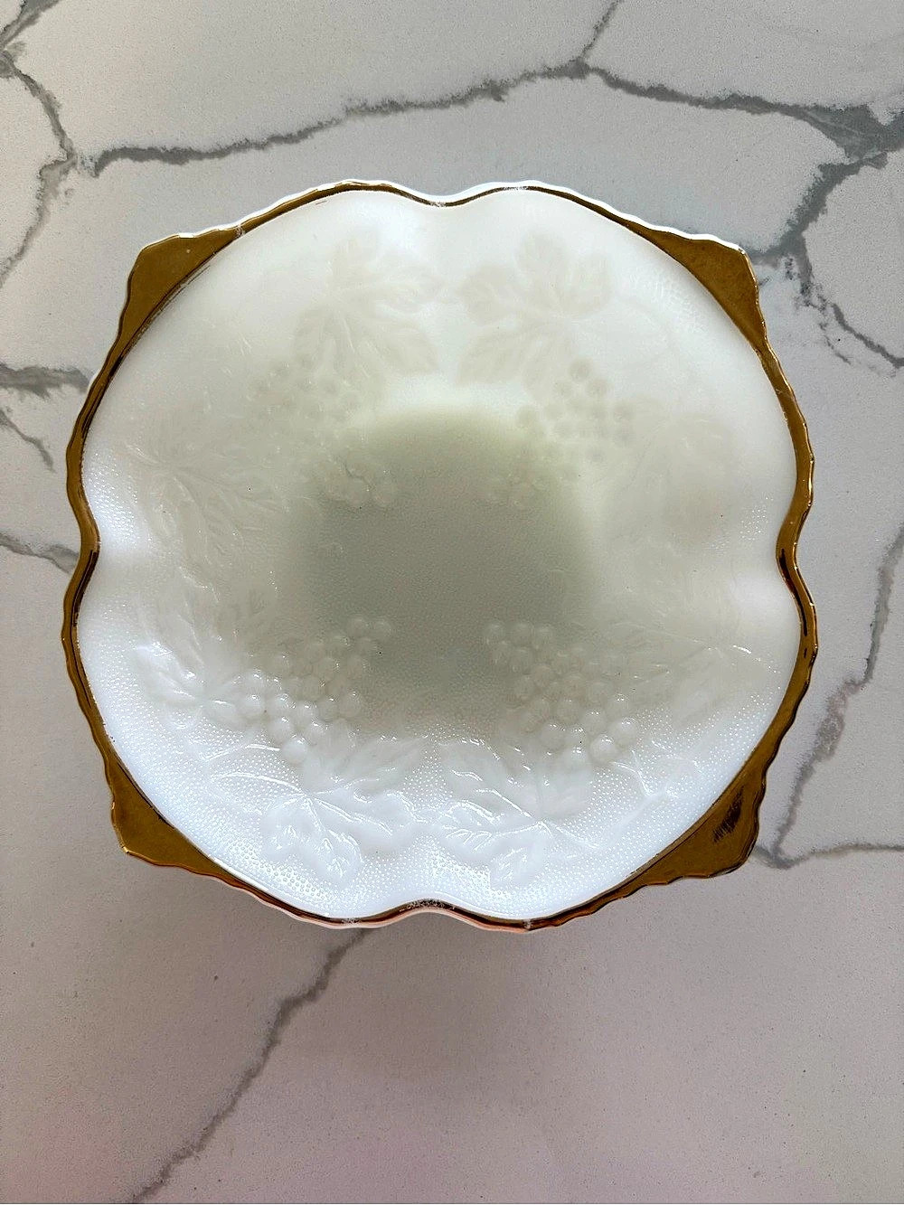 Vintage Anchor Hocking Harvest Grape Milk Glass Footed Bowl Gold Trim 8.5”